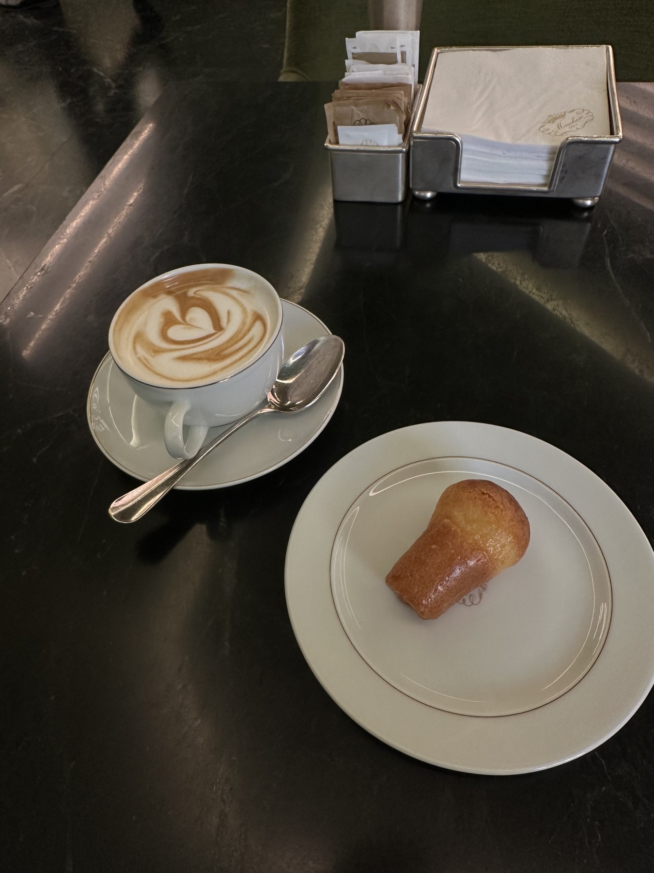 Cappuccino e dolce sul tavolo di un caffè
