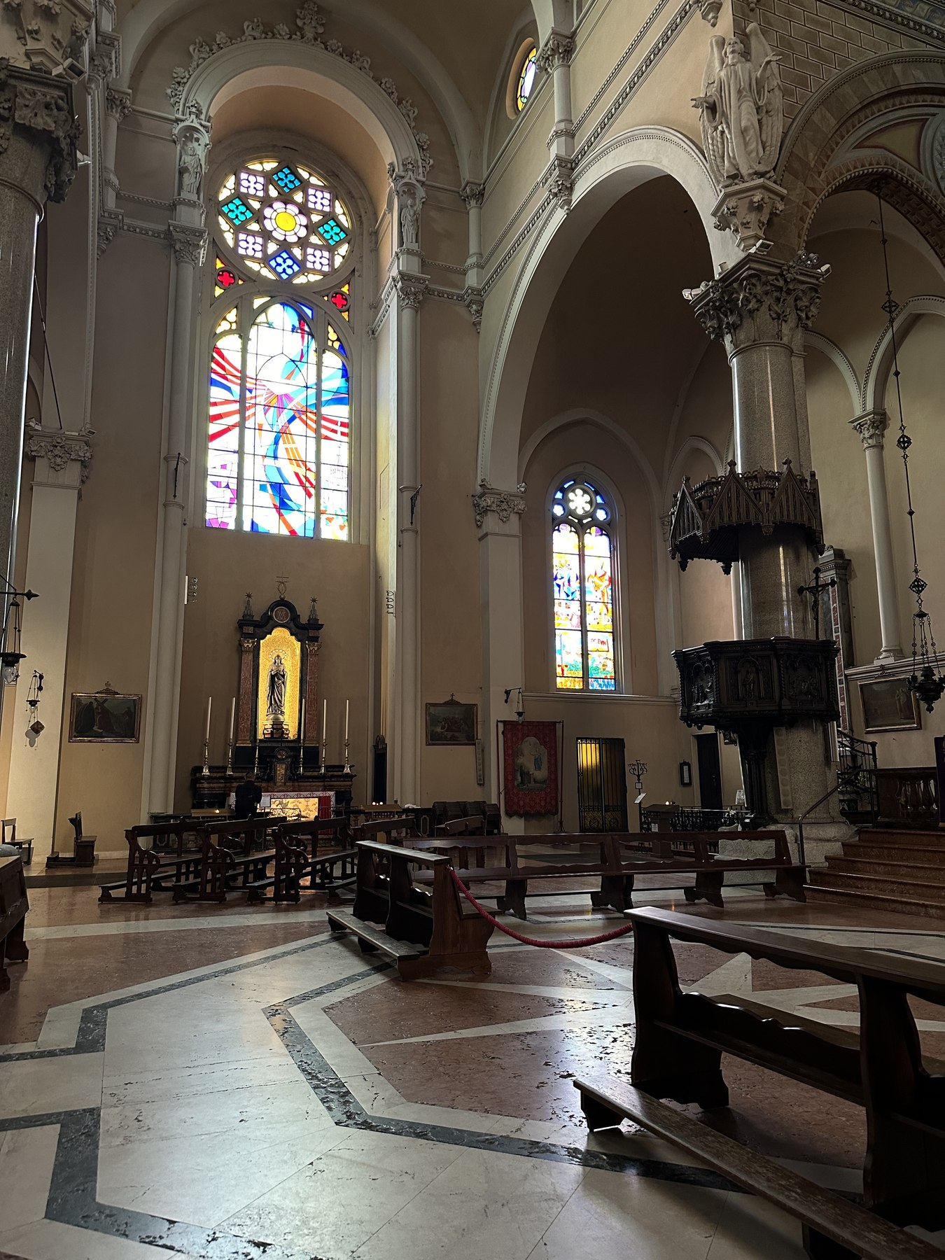 Vetrate e interno di una chiesa vicino ai Navigli