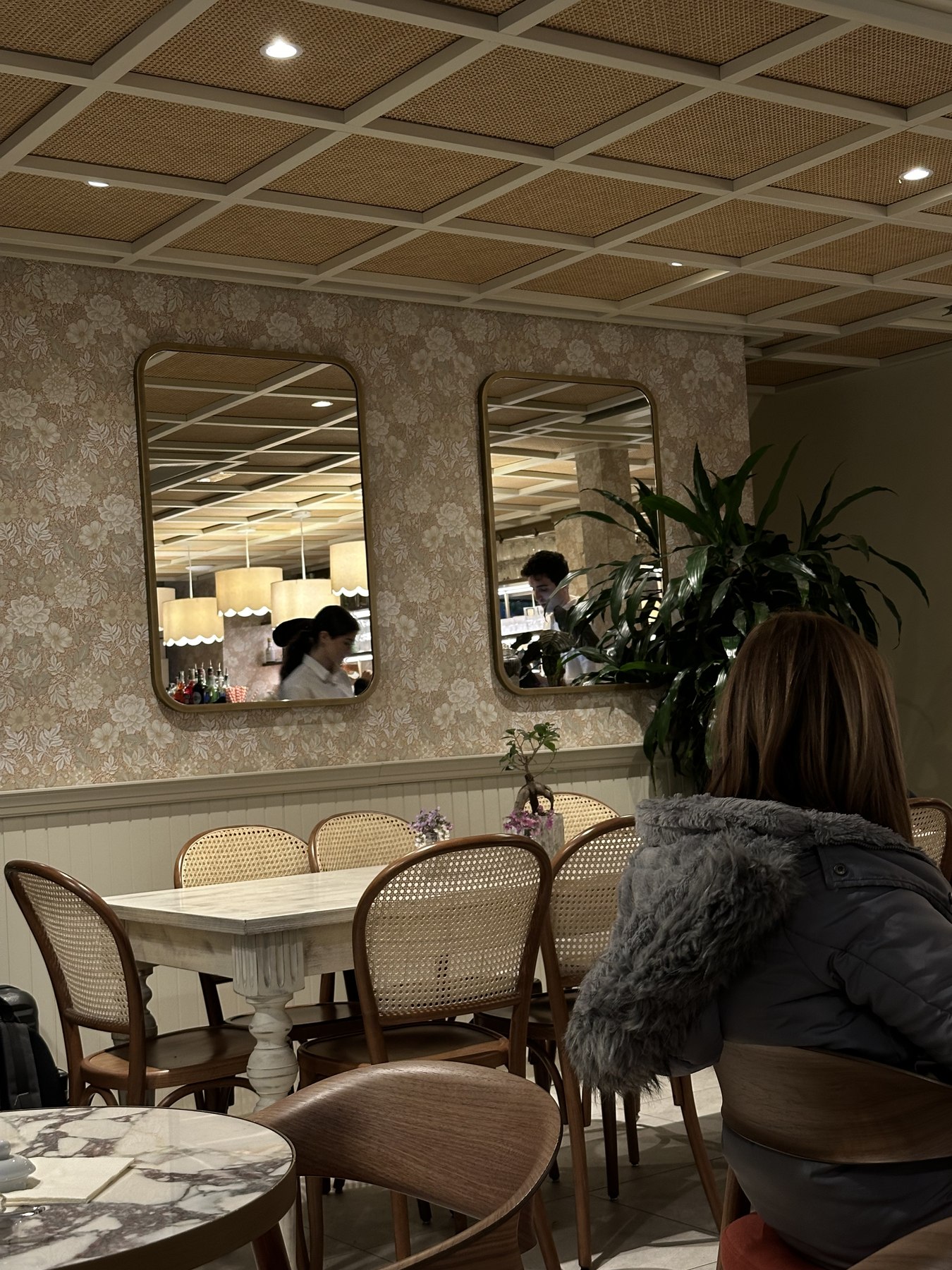 Interno di un caffè durante una pausa a Milano