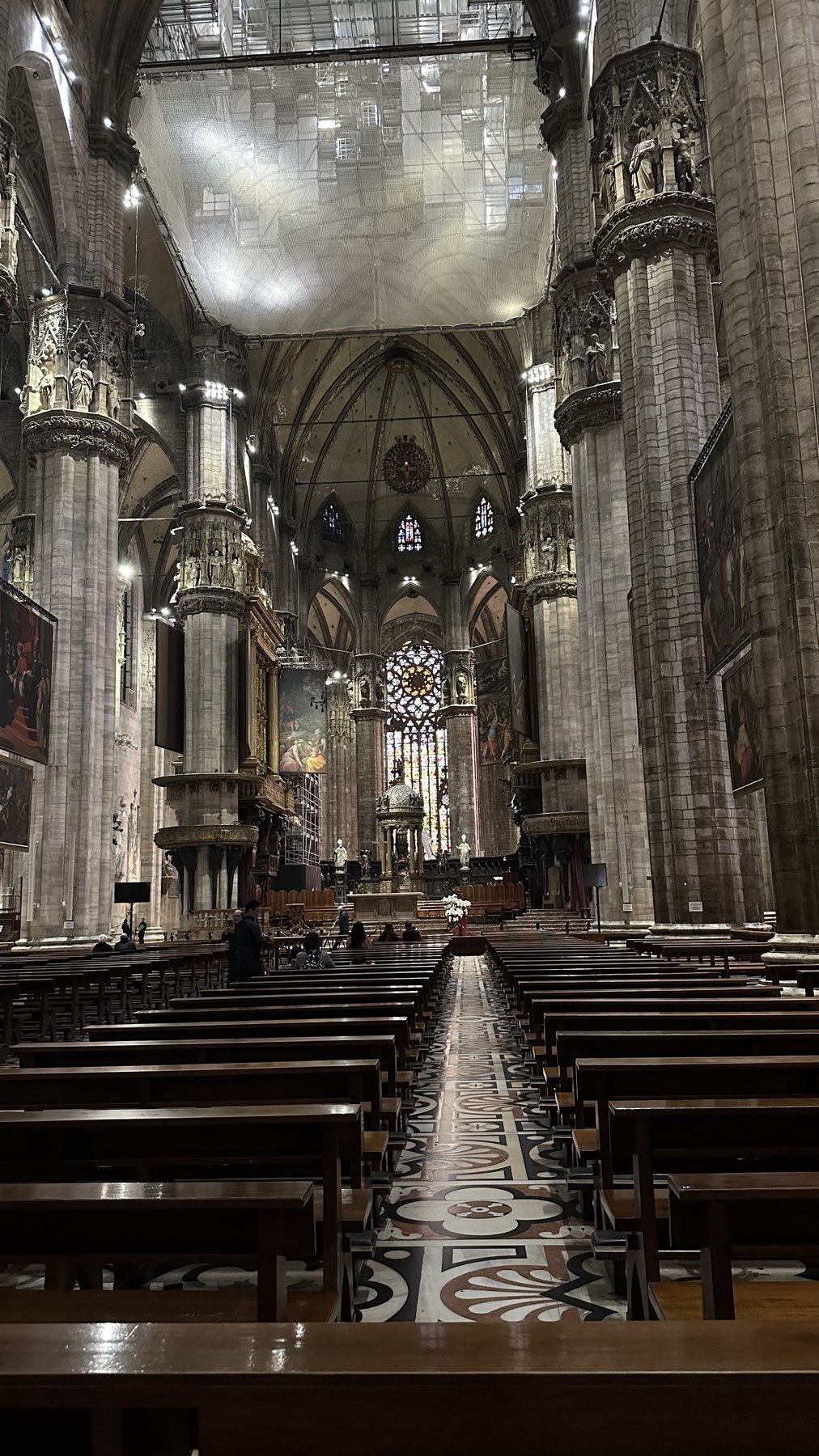Navata e vetrate all’interno del Duomo di Milano