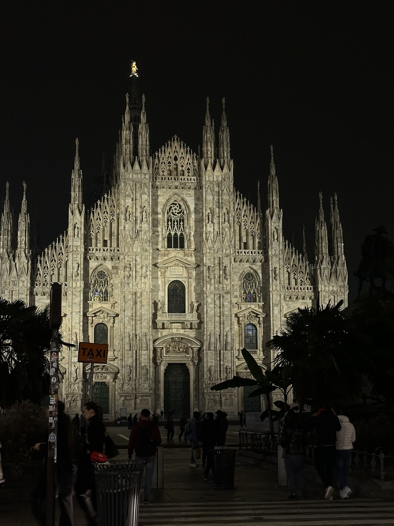 Duomo di Milano illuminato di sera