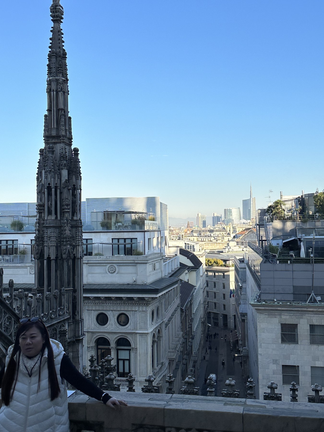 Profilo urbano di Milano visto tra le guglie del Duomo