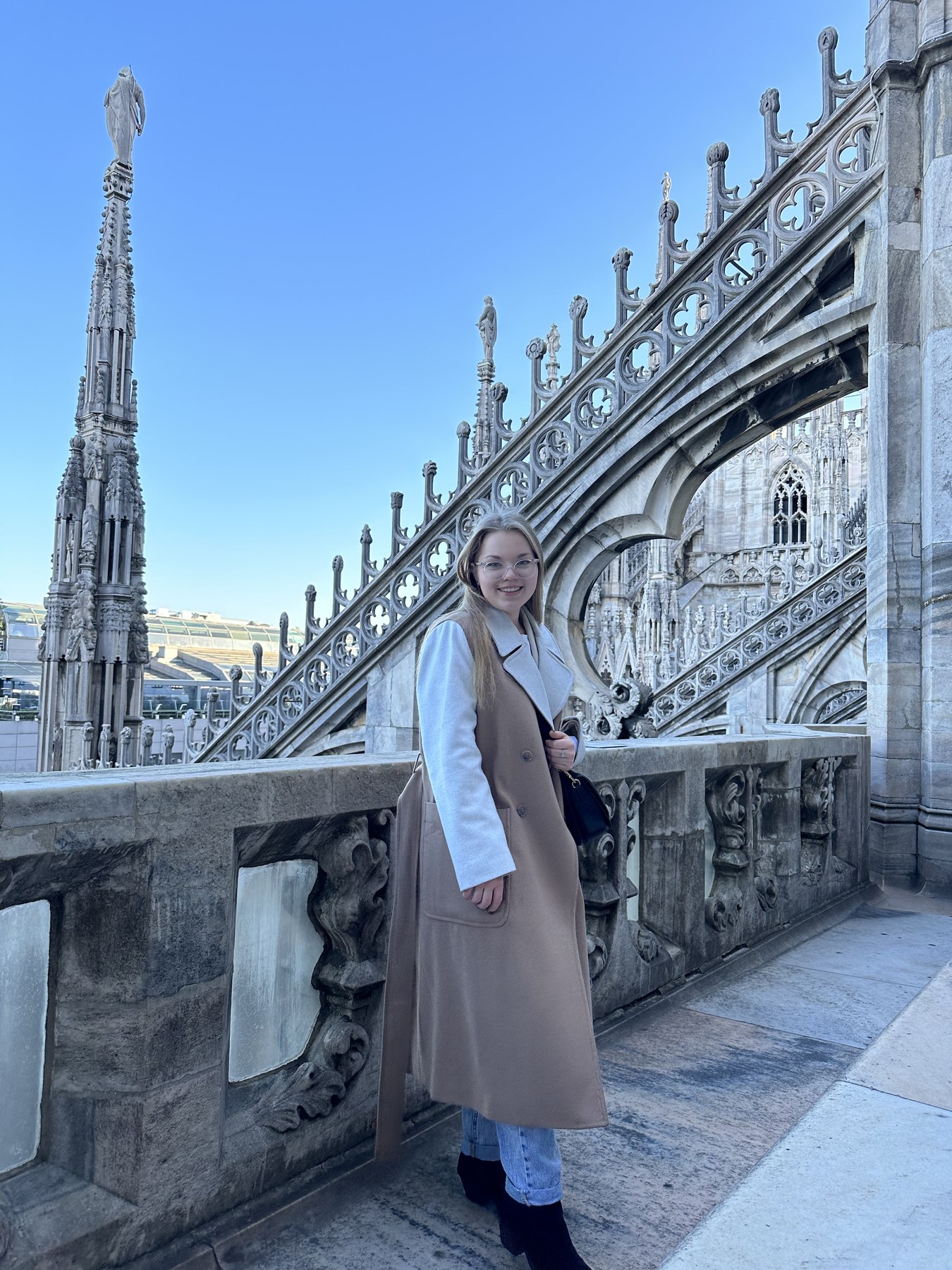 Viaggiatrice accanto alle guglie di marmo del Duomo di Milano