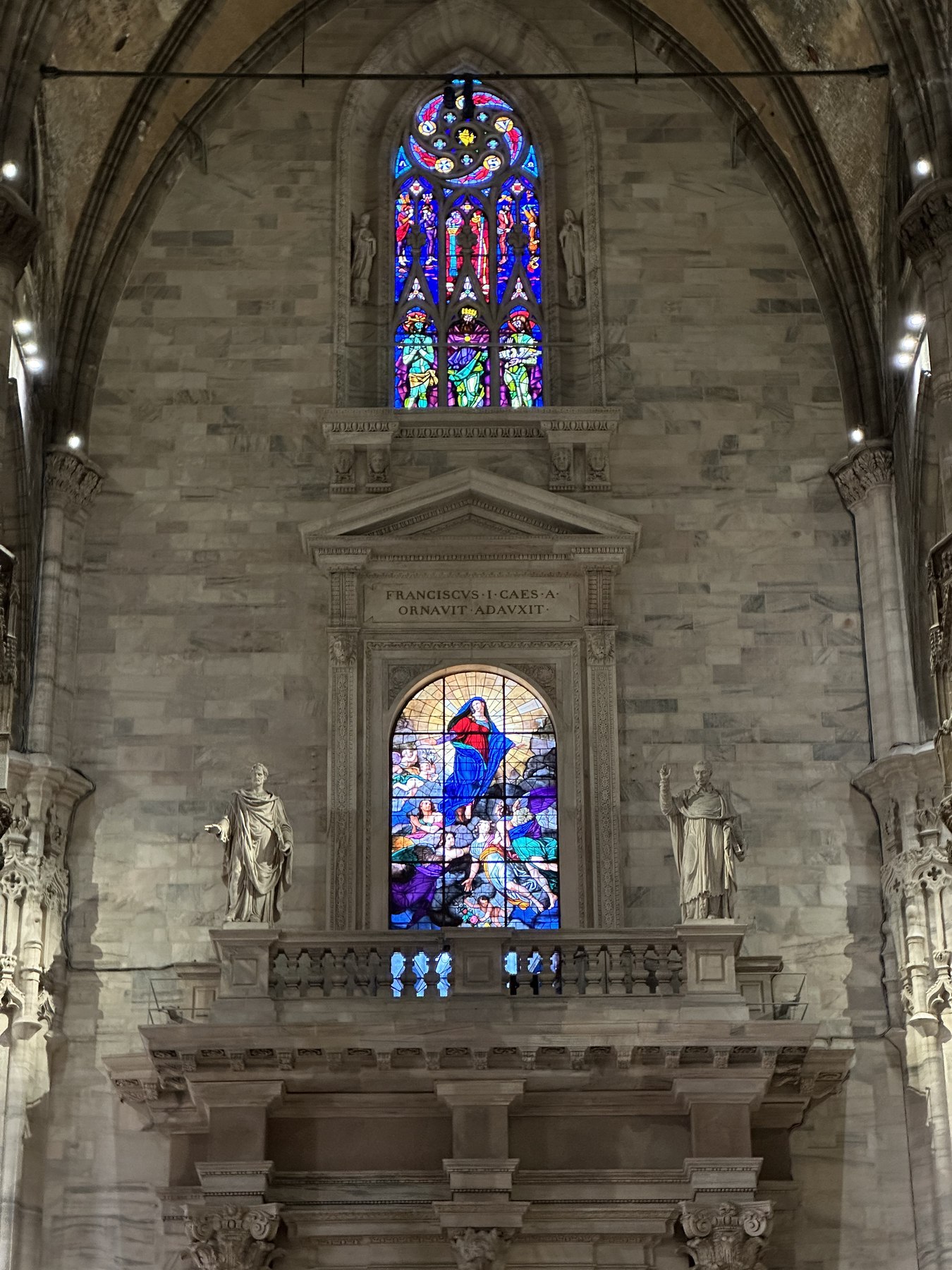 Vetrate colorate all’interno del Duomo di Milano