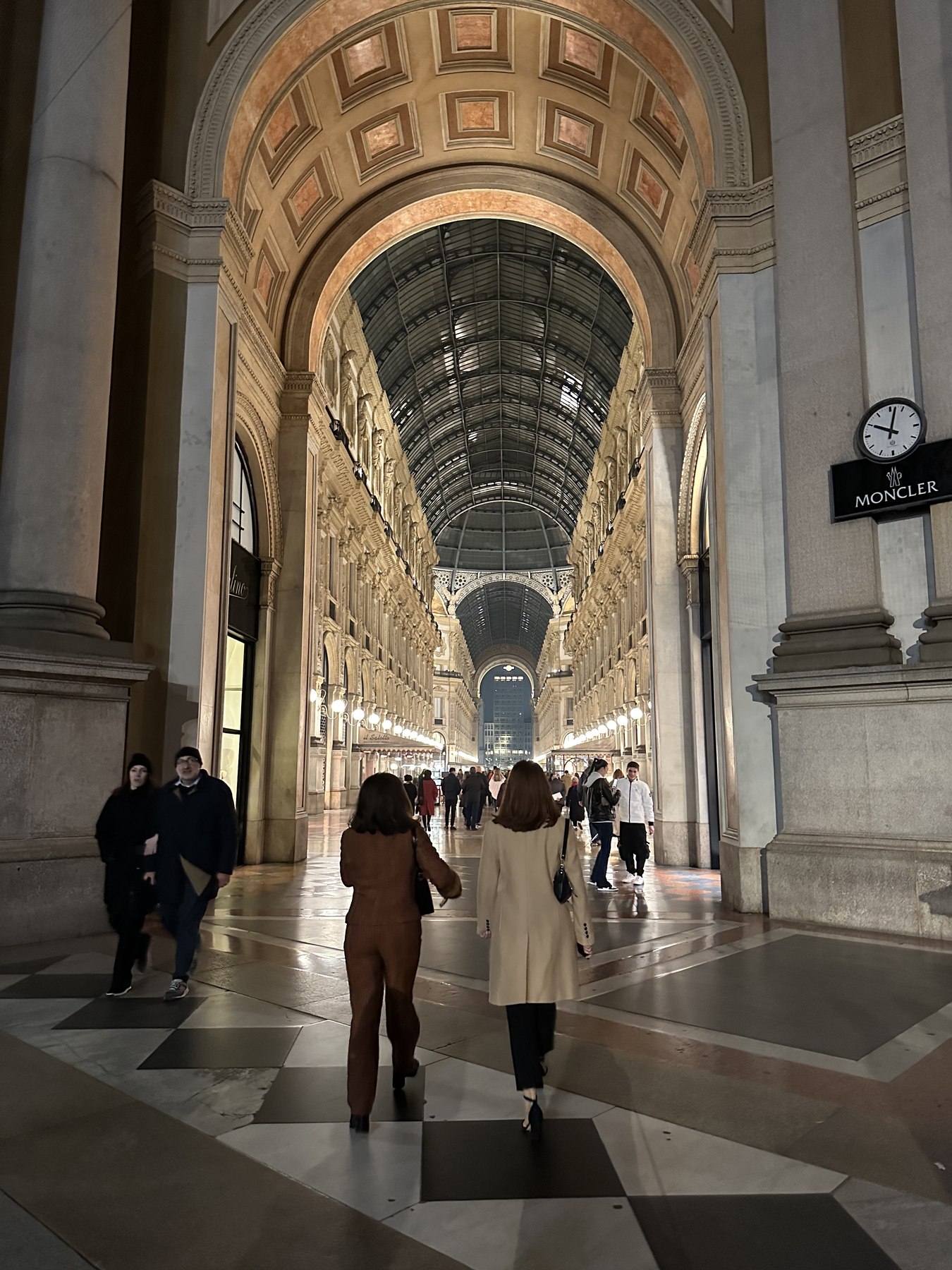 Interno illuminato della Galleria Vittorio Emanuele II di sera