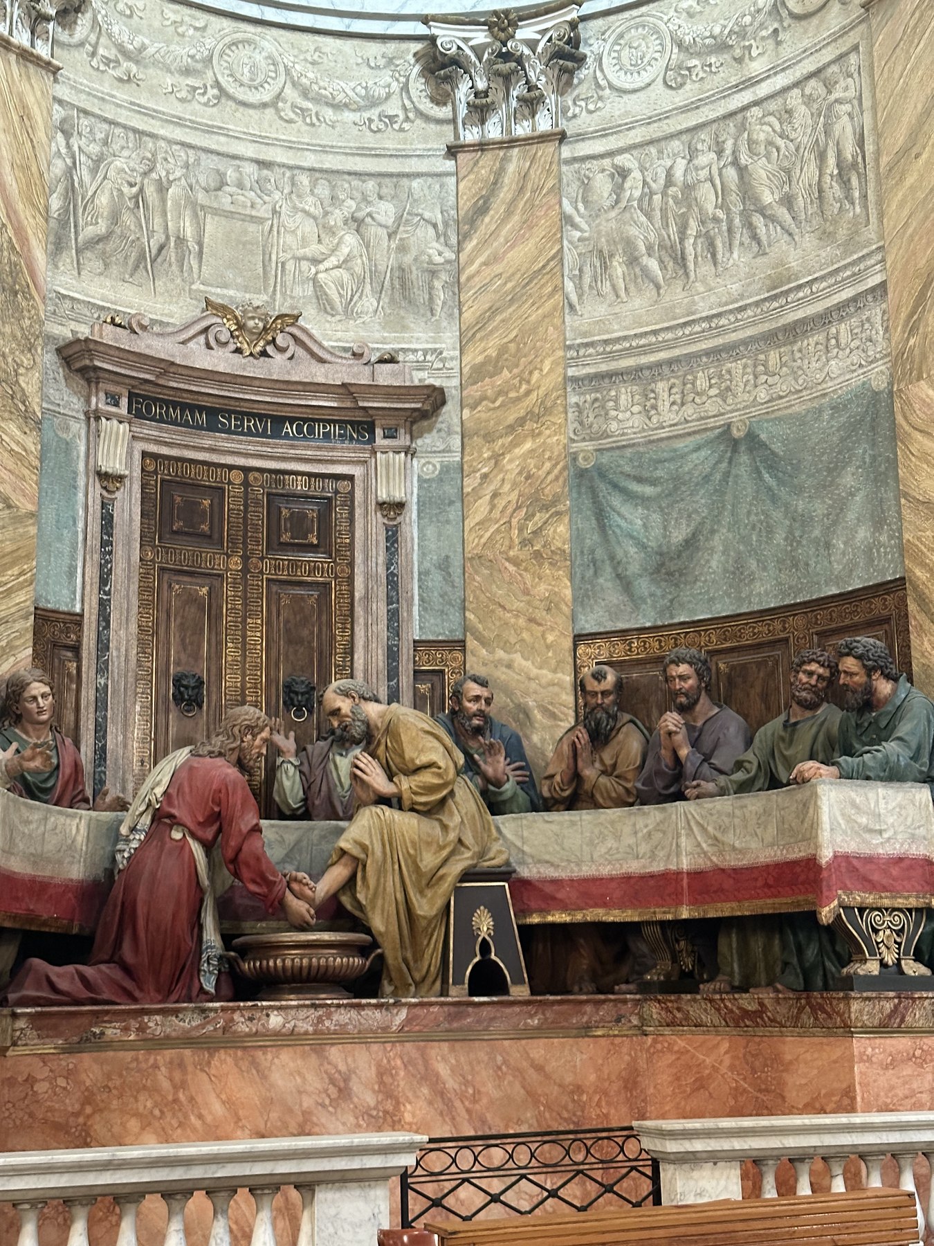 Affresco storico e altare all’interno di una chiesa di Milano