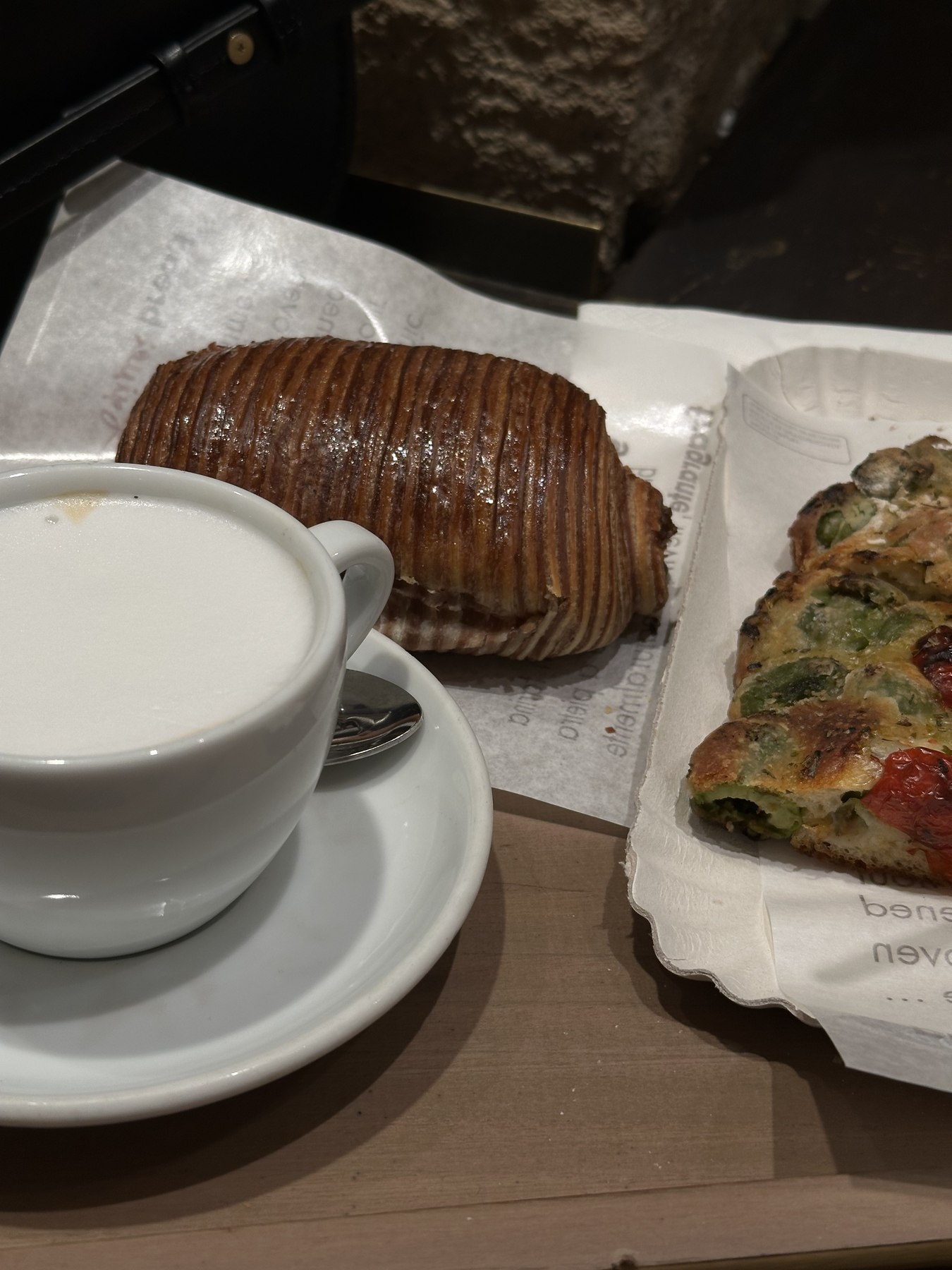 Caffè e dolce durante una mattina a Milano