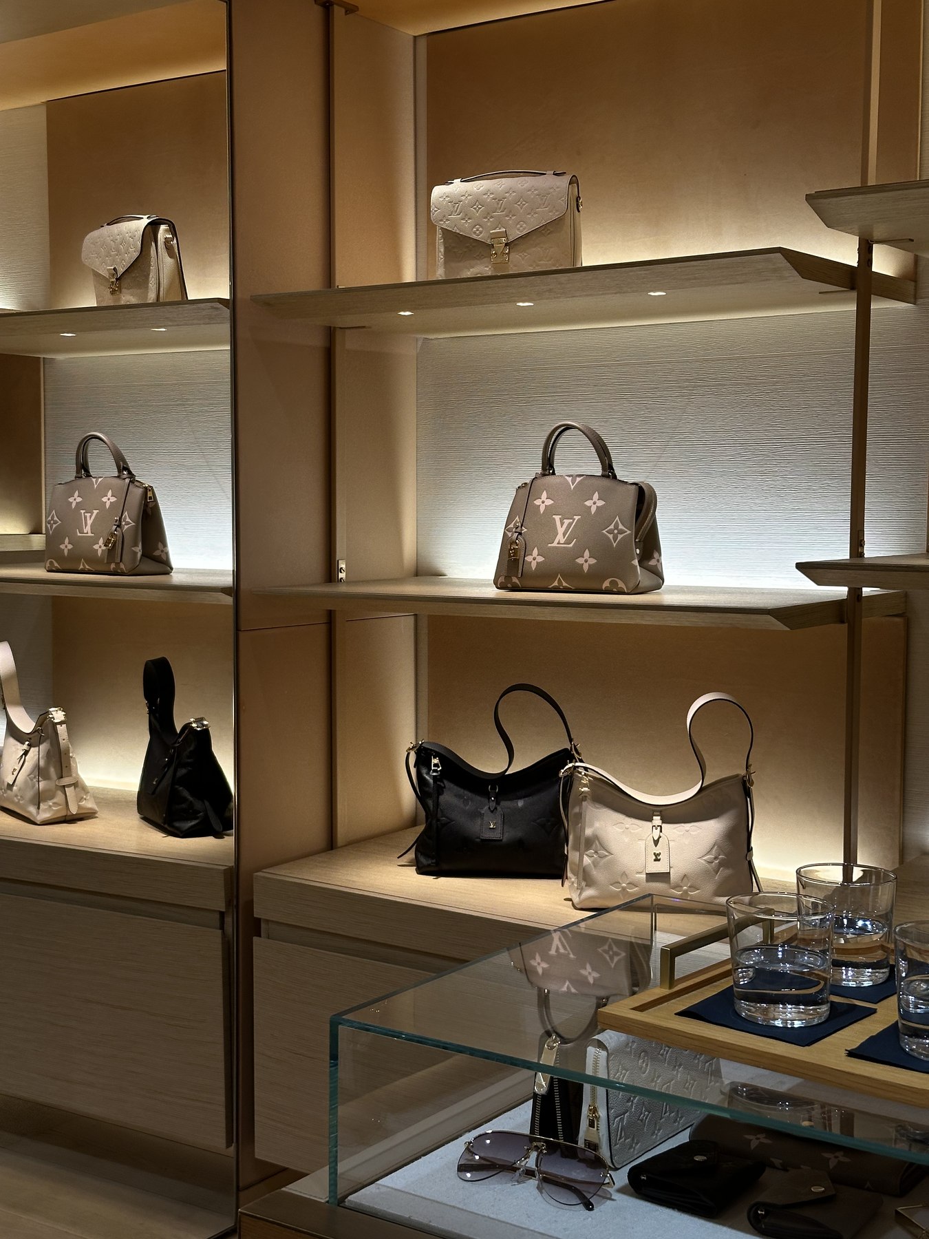 Borse firmate esposte in una boutique di Milano