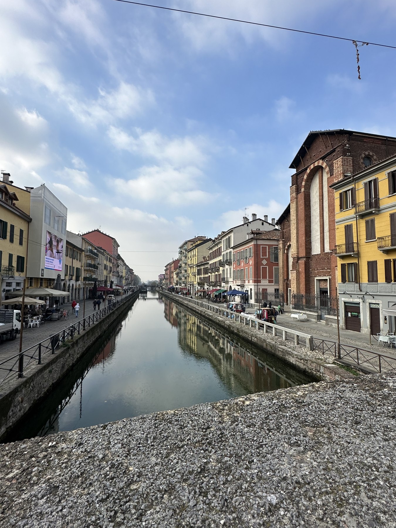 Edifici riflessi nel Naviglio Grande