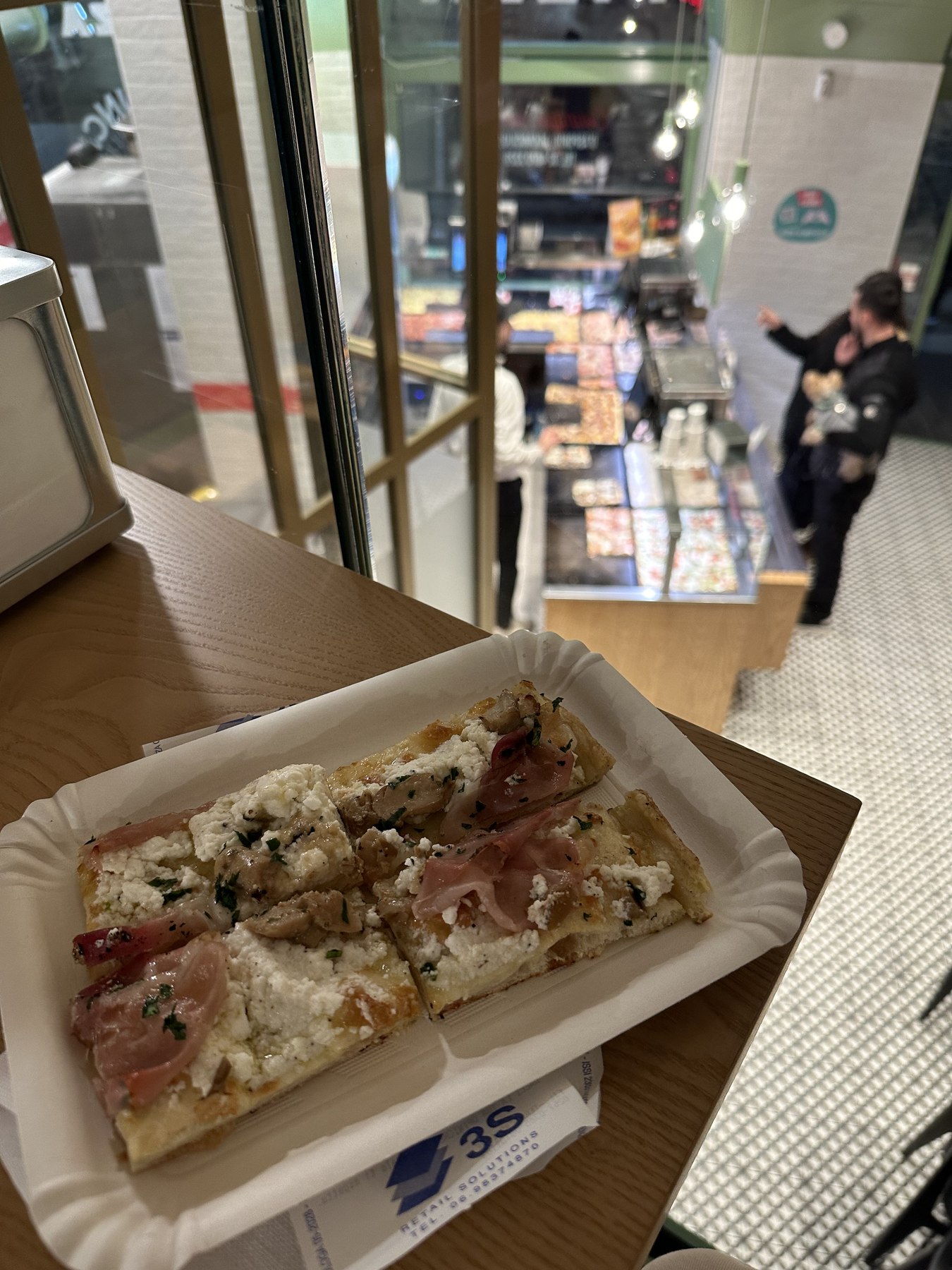 Pizza servita durante il pranzo a Milano