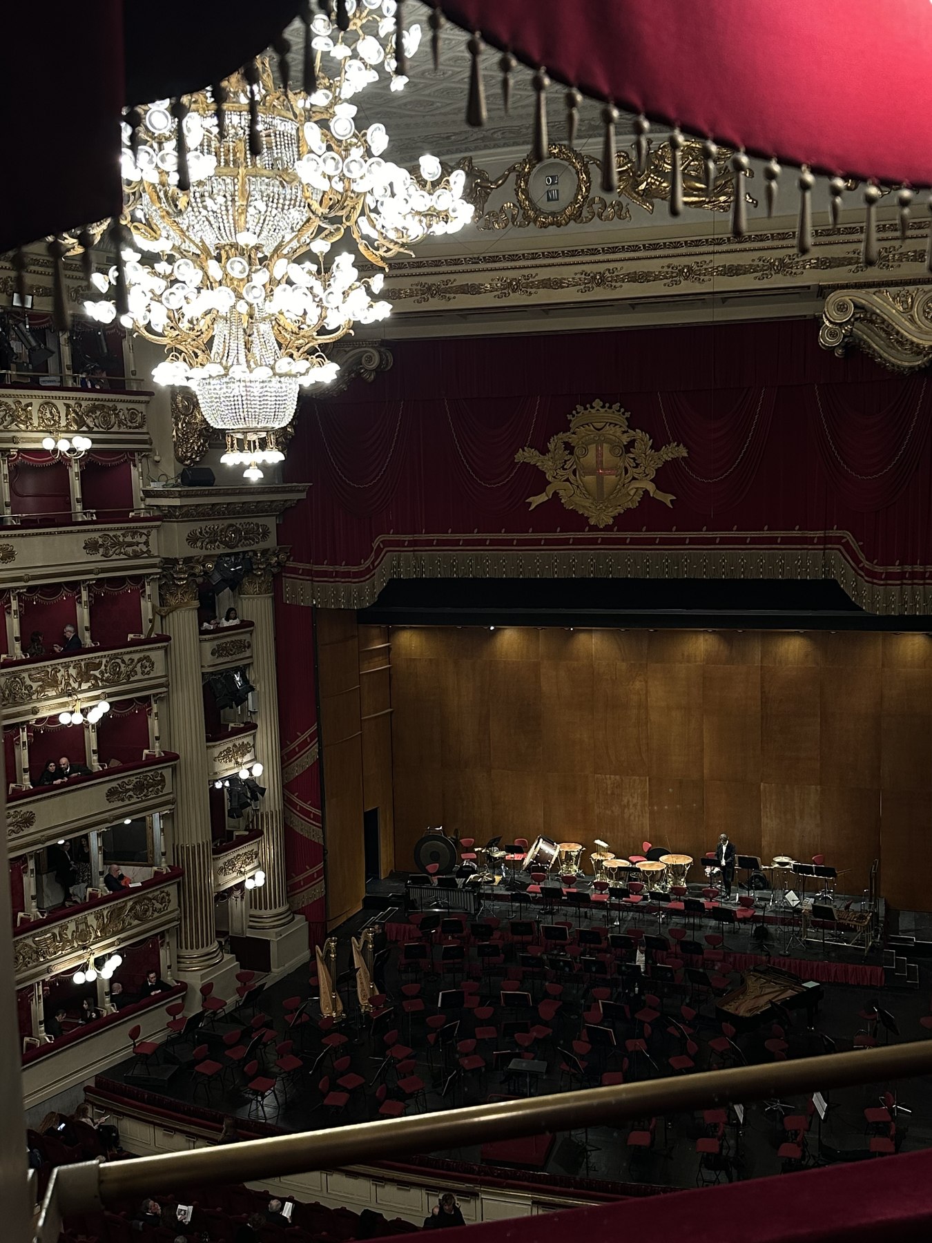 Palchi in velluto rosso e lampadario all’interno del Teatro alla Scala