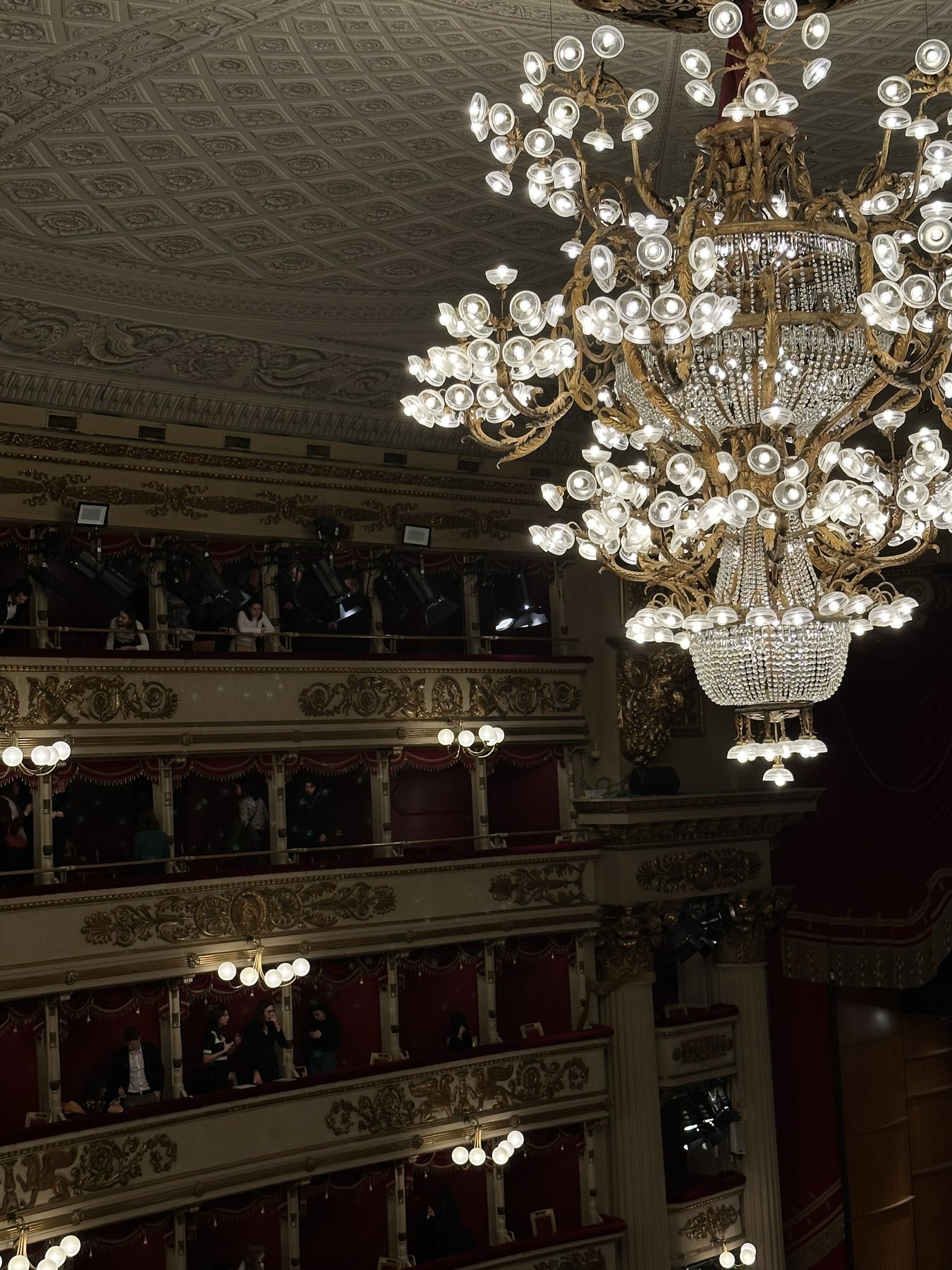 Lampadario decorato e palchi all’interno del Teatro alla Scala