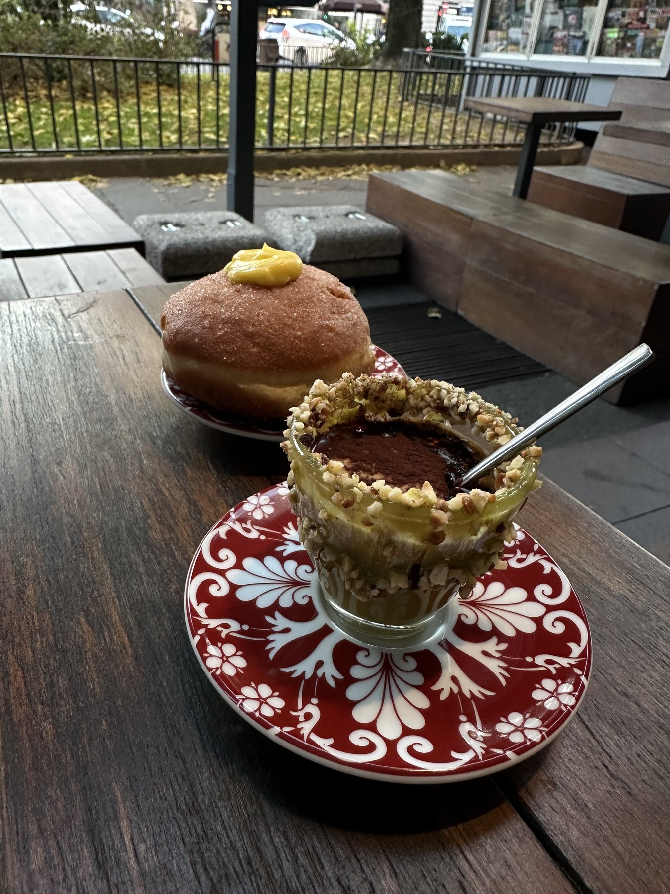 Tiramisù servito in un bicchiere a Milano