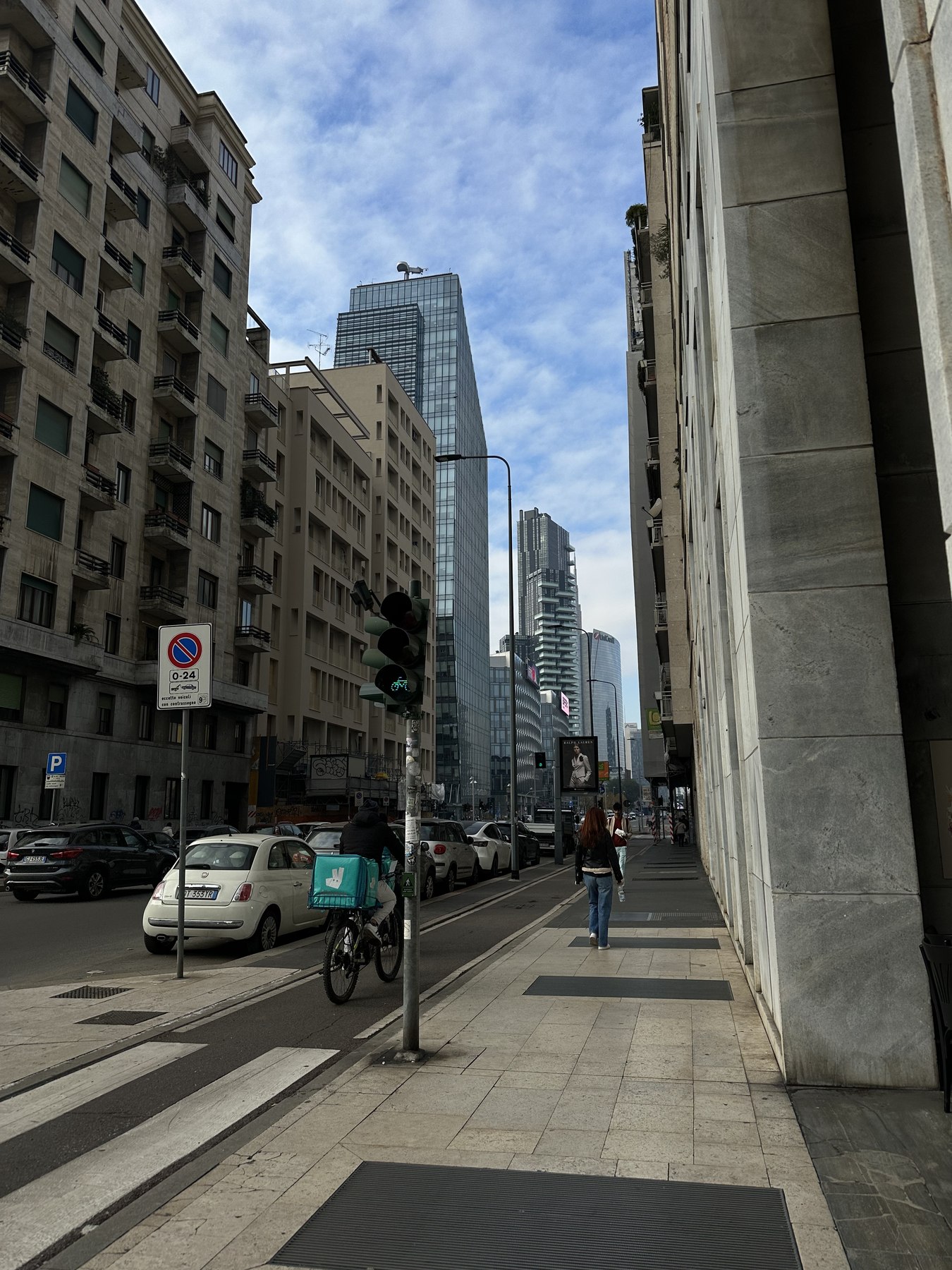 Vista della strada allontanandosi a piedi da Milano Centrale